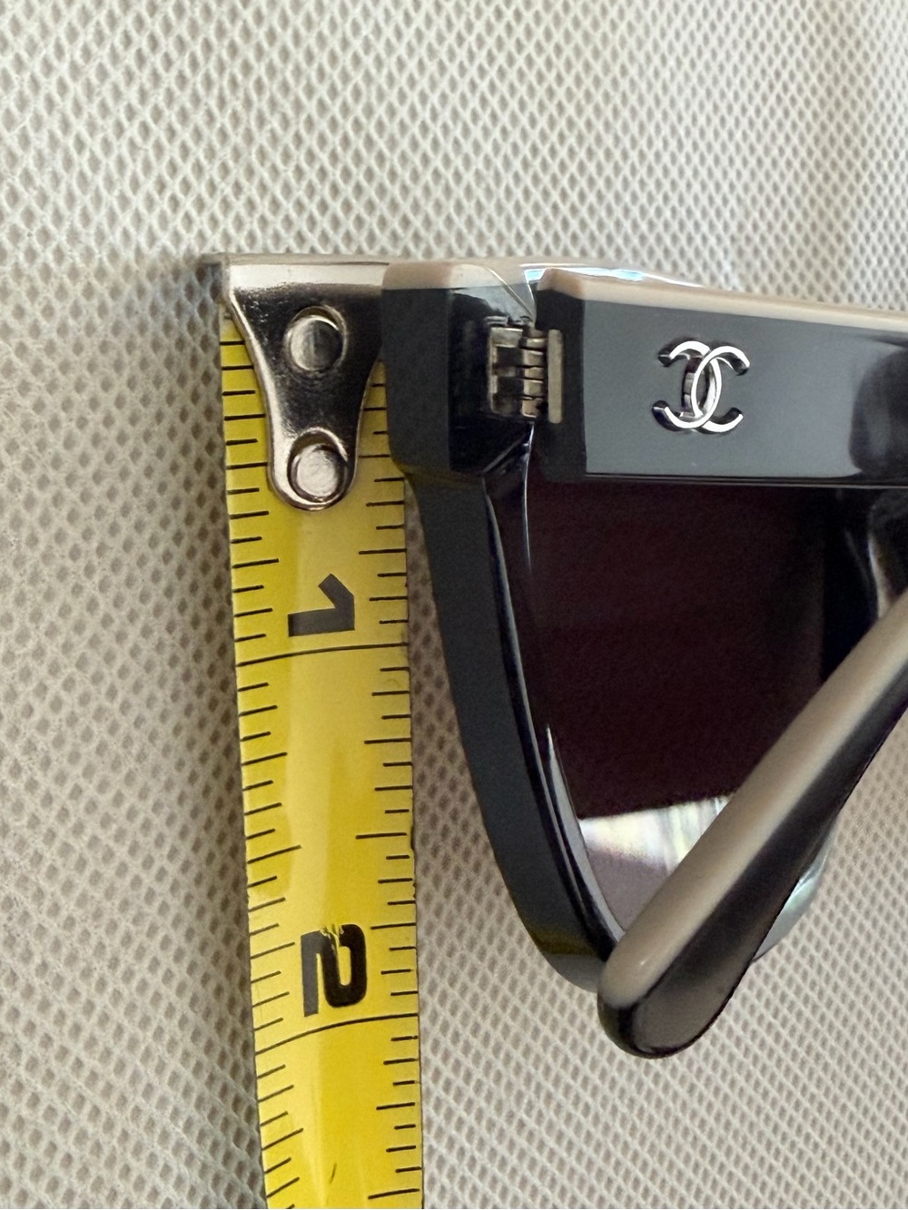 CHANEL Chanel Black & Beige CC Logo Sunglasses with Light Black Lenses - Picture 4 of 10